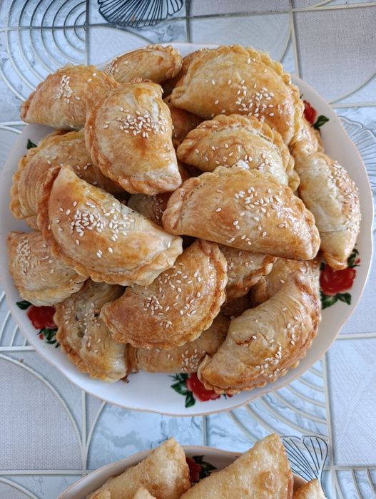 Плов манты бауырсаки самса чебуреки пироги салаты