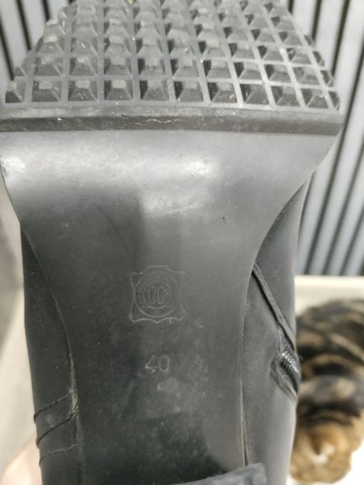 Продам замшевые ботфорты, и кожаные натуральные зимние сапоги.