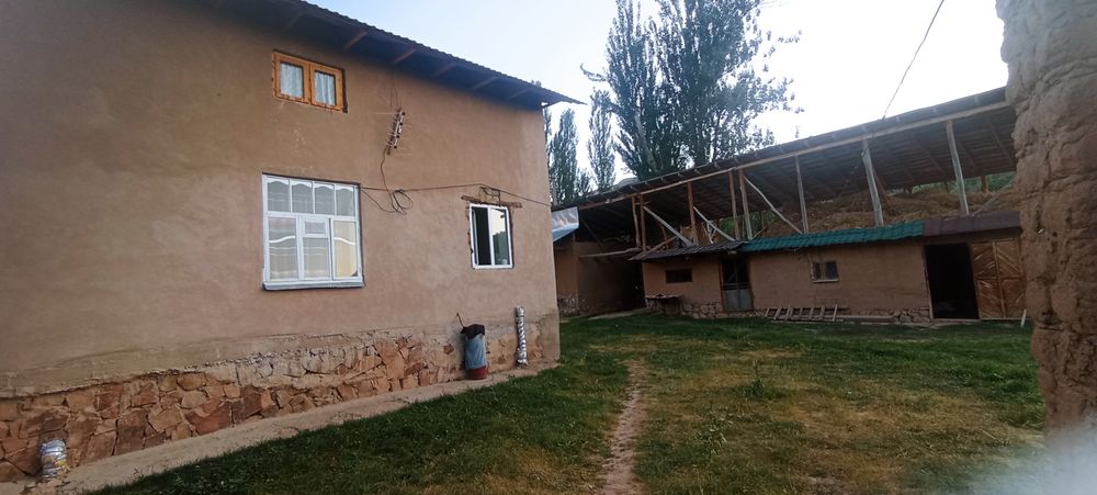 Uy sotiladi Chimyonda yaxshi joyda joylashkan