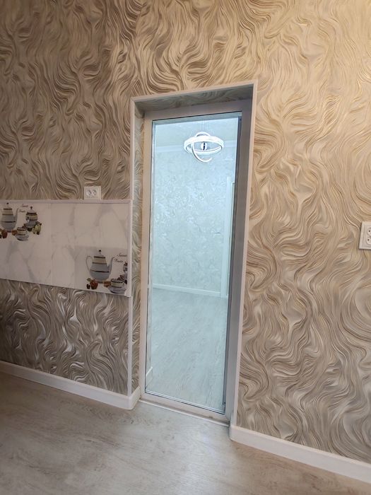 Микрорайонда 3 этажда 1хона 2хона килинган квартира срочна сотилади