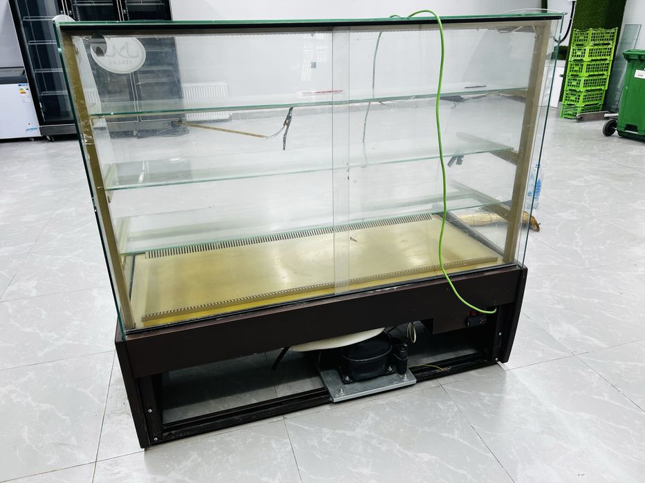 Продается холодильник витриной