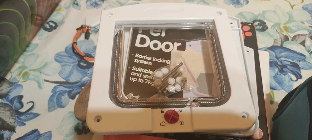 Диванче за дом.любимец,Тоалетна за котка, транспортна чанта, вратичка