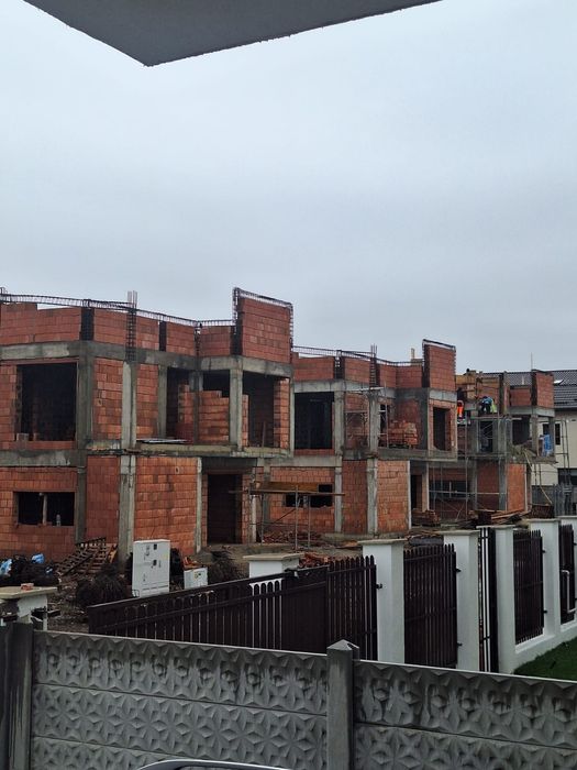 Executam case la rosu