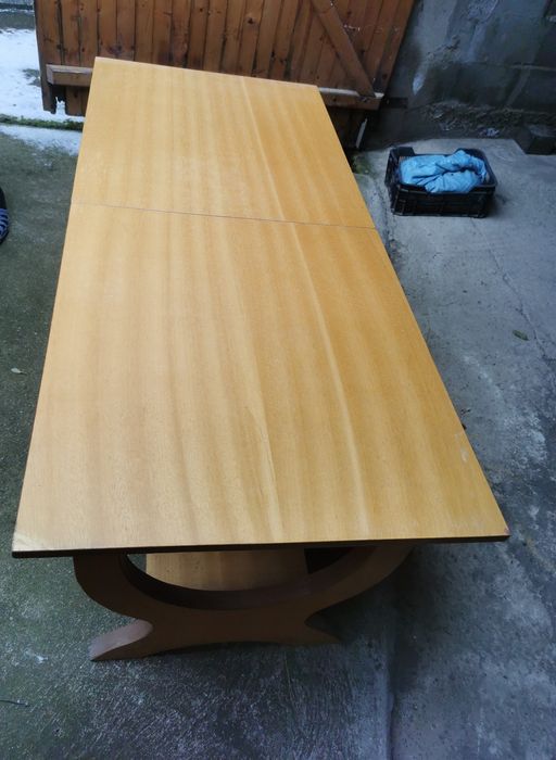 Продавам трапезни маси