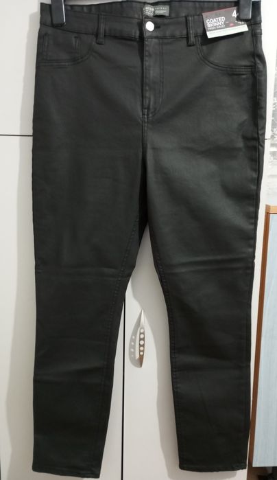 Pantaloni negri noi cu aspect cerat ca de piele,mărimea 44