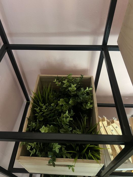 метален стелаж с дървени касетки и изкуствена растителност