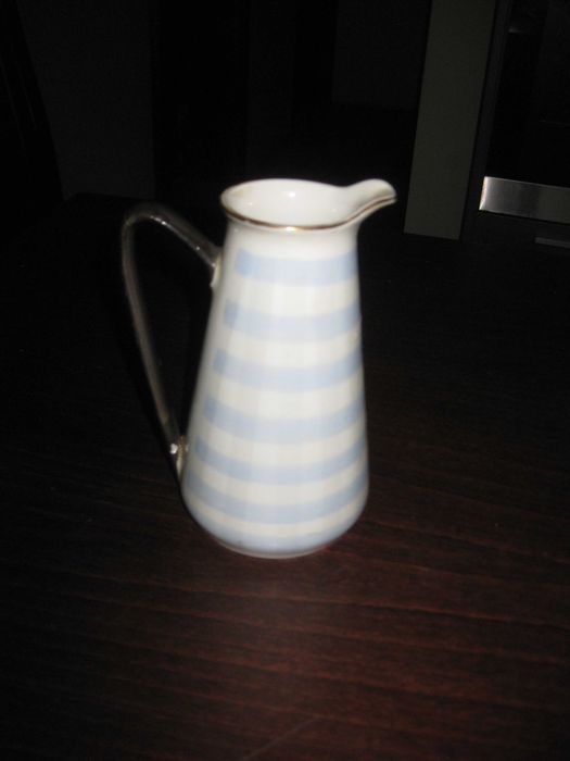 Не пълен  сервиз за подправки- СИП . Цена  78 лева Пращам по Еконт.