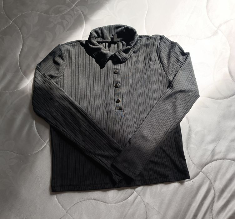 Продам ветровку 2000 тенге