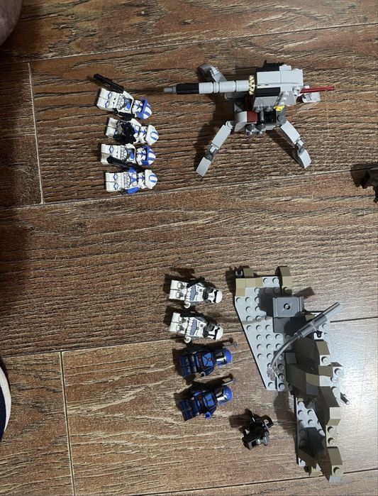 3 minifigurine si 2 seturi Lego