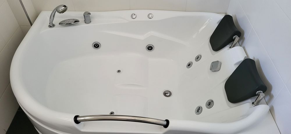 Cadă asimetrică cu hidromasaj