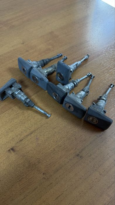 Личинка двери на мерседес 190,124,202