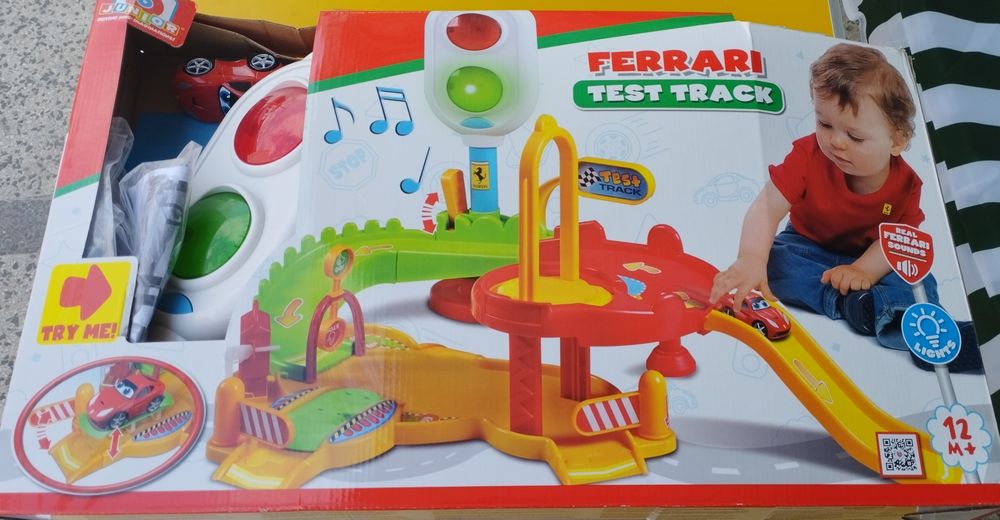 Писта за игра Ferrari със светофар