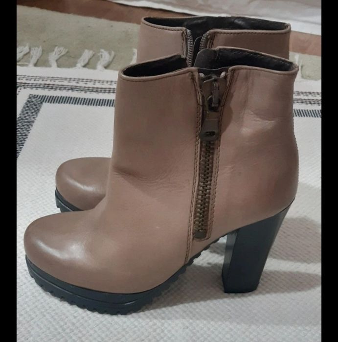 Ghete piele naturala bej Benvenutti 36