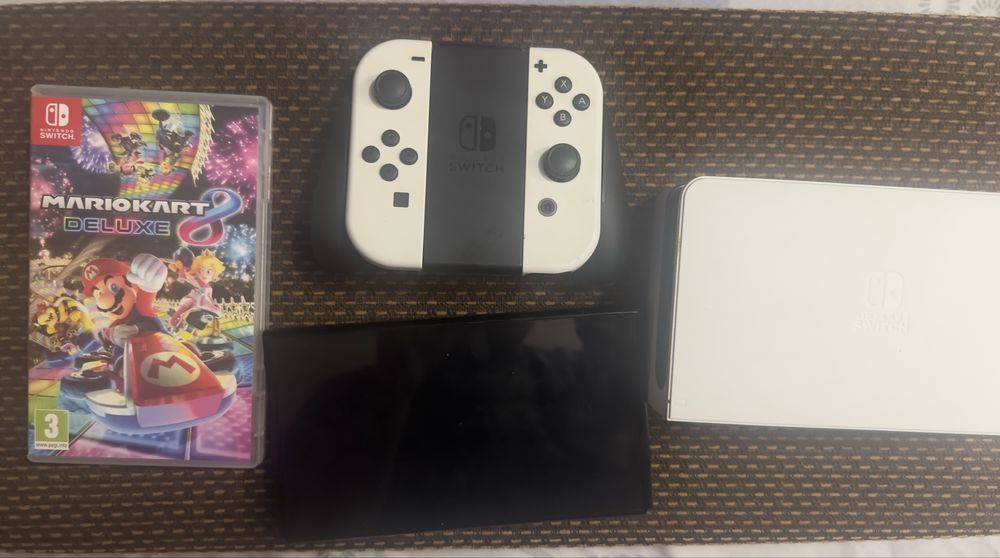 Nintendo Switch OLED + Mario Kart 8 Deluxe