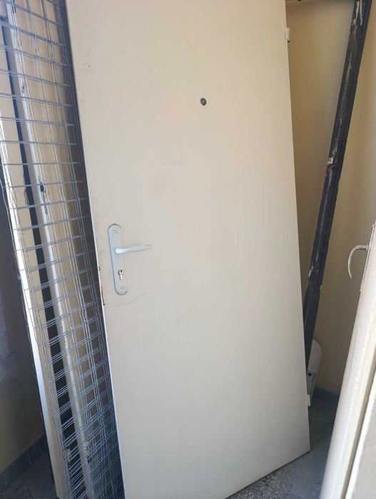 Два броя метални апартаментни врати.