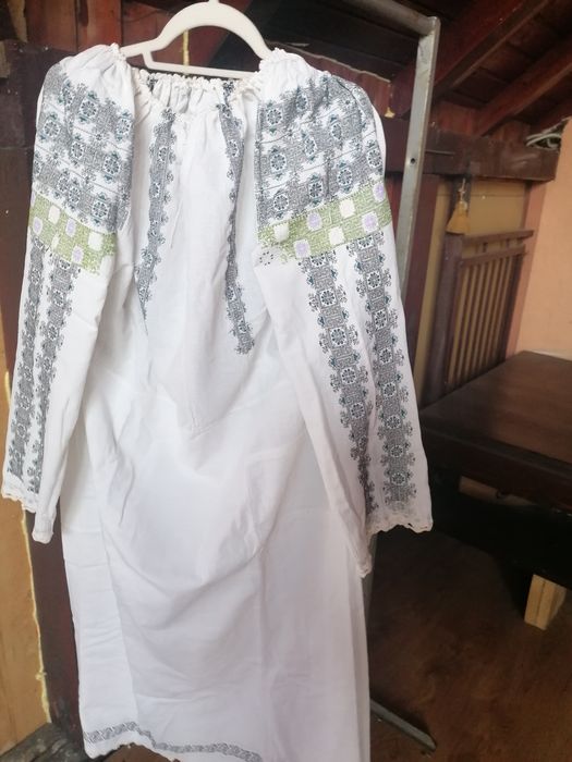 Vând ie veche (cămașă cu poale)