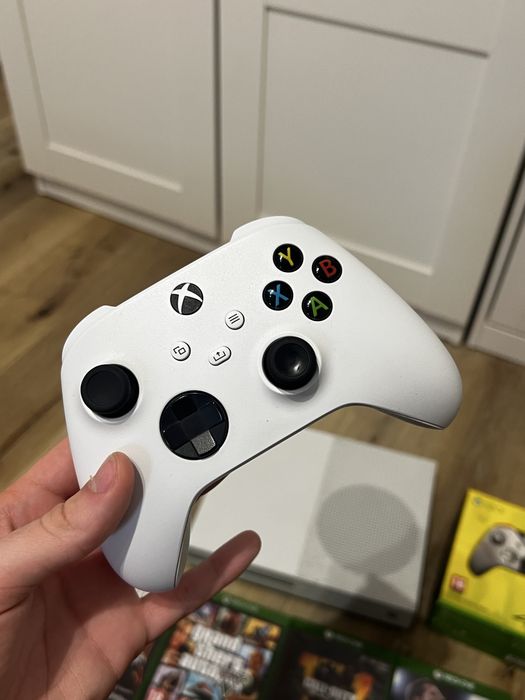 Xbox one S  cu 2 controllere si cateva jocuri
