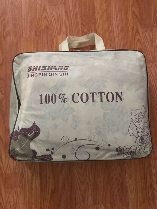 Cuvertură de pat aurie + fețe de pernă – set elegant