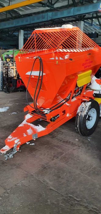 Разбрасыватель песка полуприцепной А-415