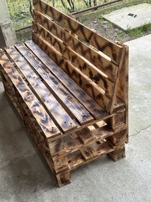 Set mobilier din paleți – masă + doua banci (model rustic, ars decorativ)