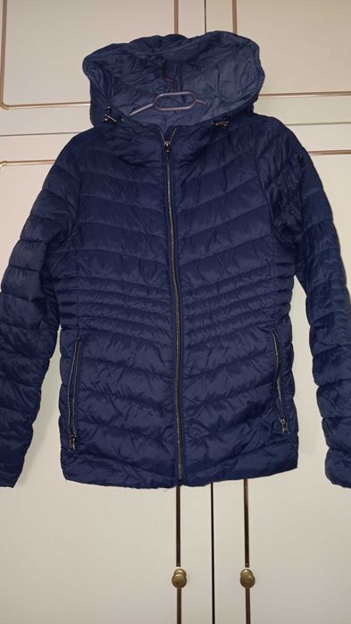 Продавам дамско пролетно шушлеково яке с качулка