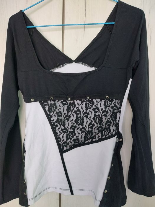 Страхотна тънка блузка с гол гръб -нова - 15 лв