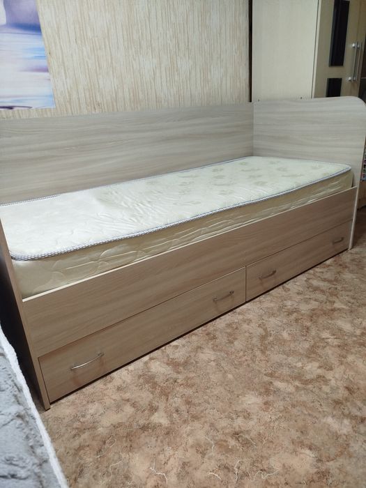 Кровать с матрасом