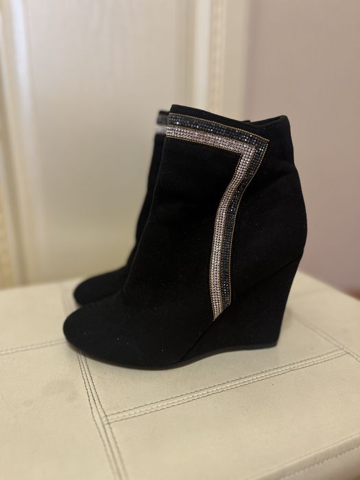 Продам ботильоны.