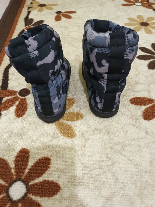 Продавам детски ботуши за момче