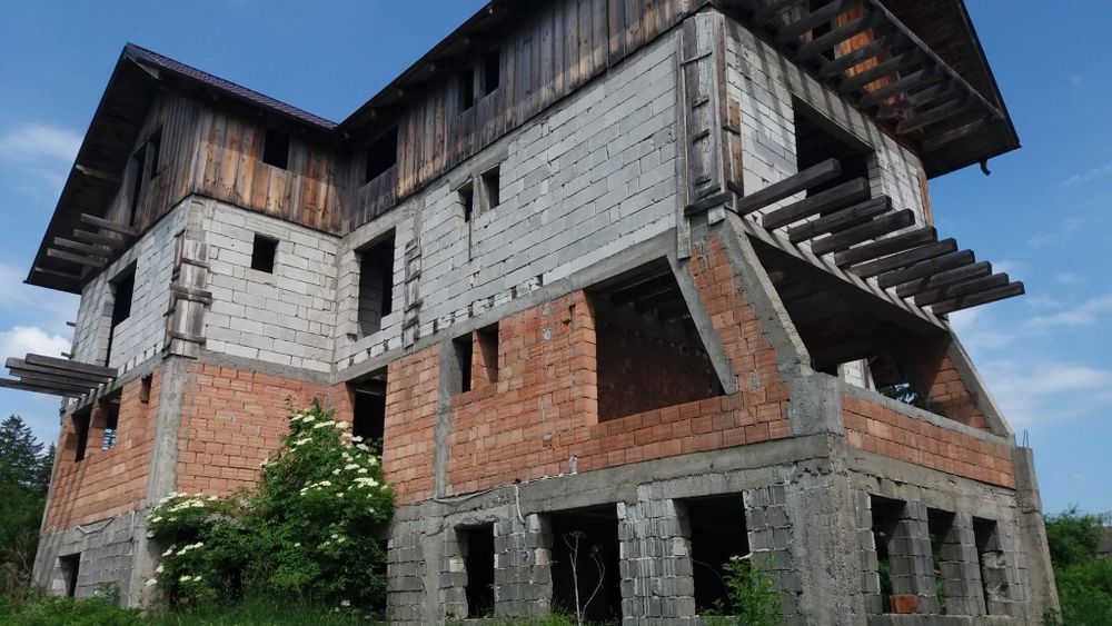 Pensiune la "rosu" in comuna Agapia, sat Varatec, judetul Neamt