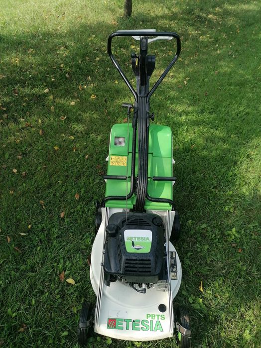 Masina de tuns  cu  tractiune ETESIA - briggs&stratton