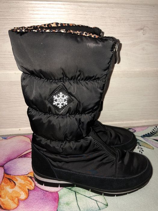 Зимние очень теплые сапоги дутики.