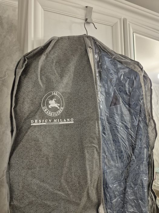 Два мужских костюма