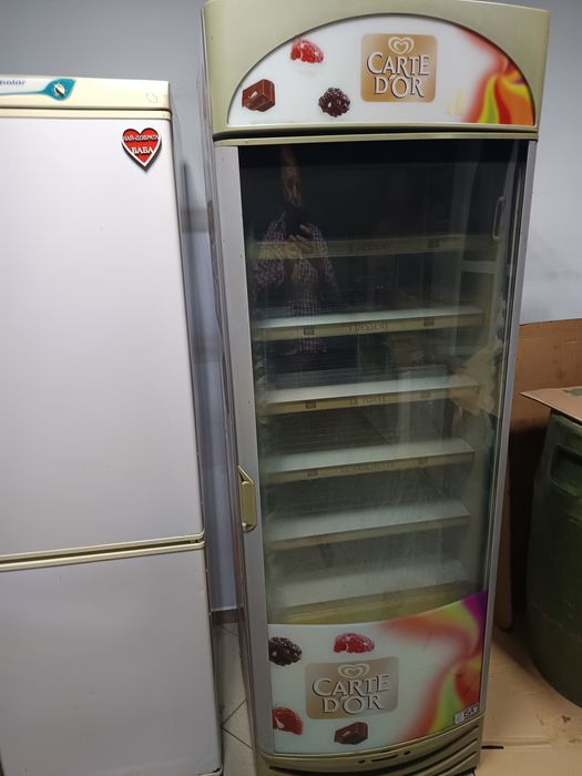 Продавам вертикален фризер