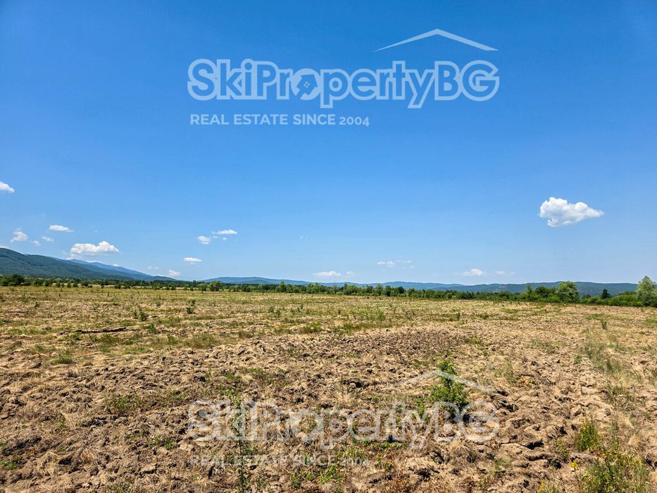 Парцел до голф клуб Ибър в Долна Баня!