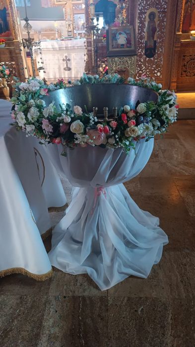 Aranjament floral pentru cristelniță