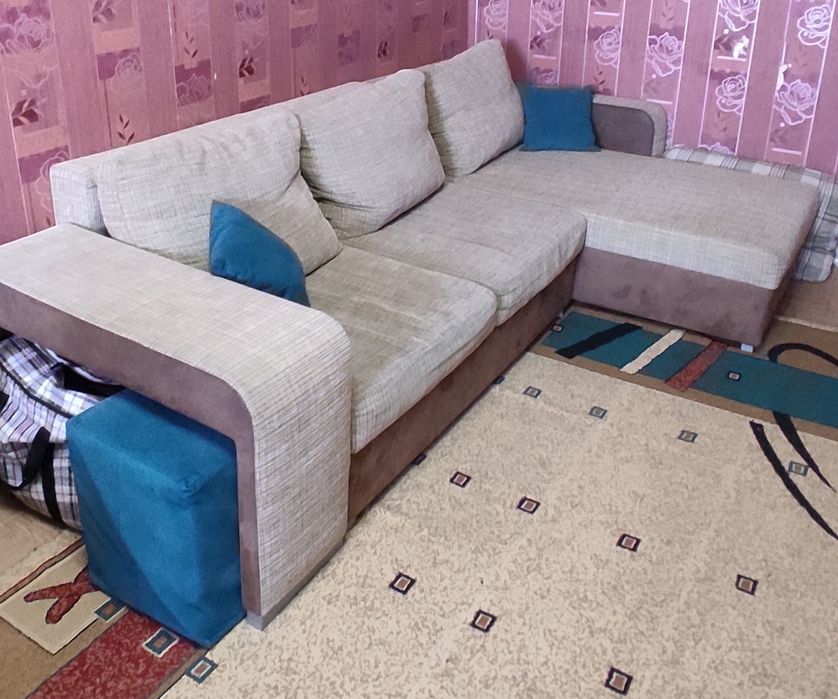 Диван угловой с пуфиками
