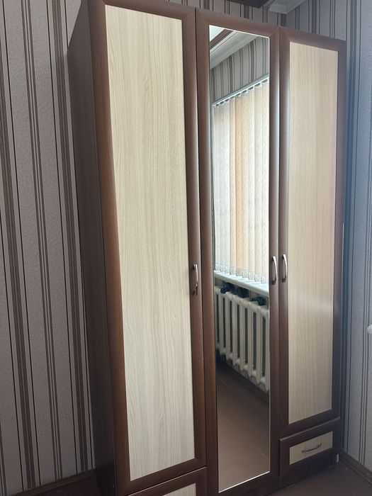 Шифоньер трех створчатый