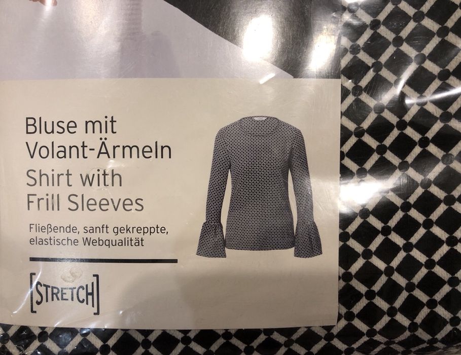 Блузка с рукавами воланами