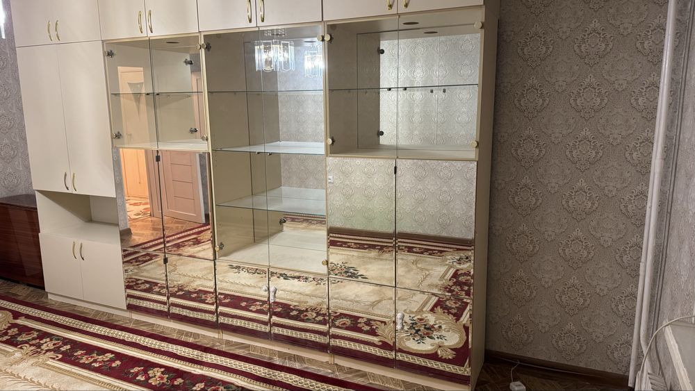 Продаю зеркальный шкаф