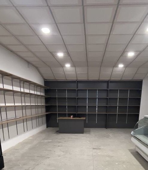 Стеллаж с полками продается для магазина МДФ