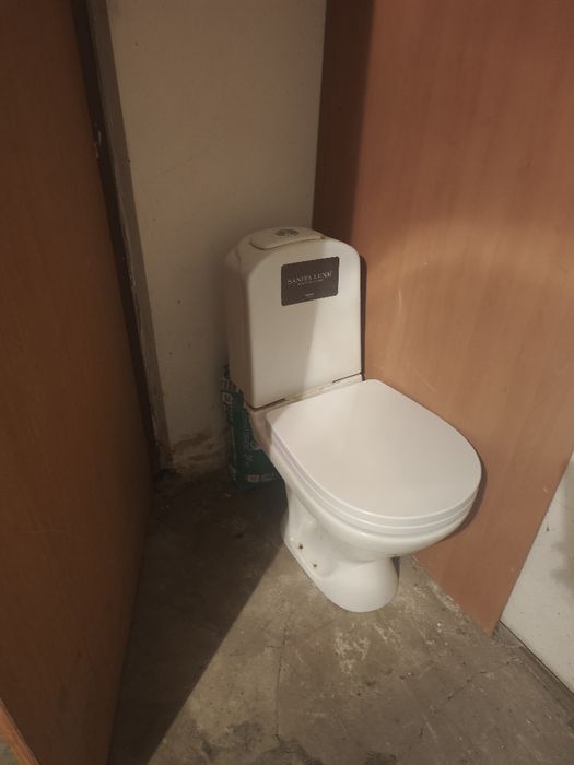 Продам унитаз, с крышкой, все работает,