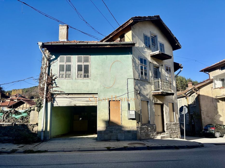 Къща в  на главния път на гр. Батак