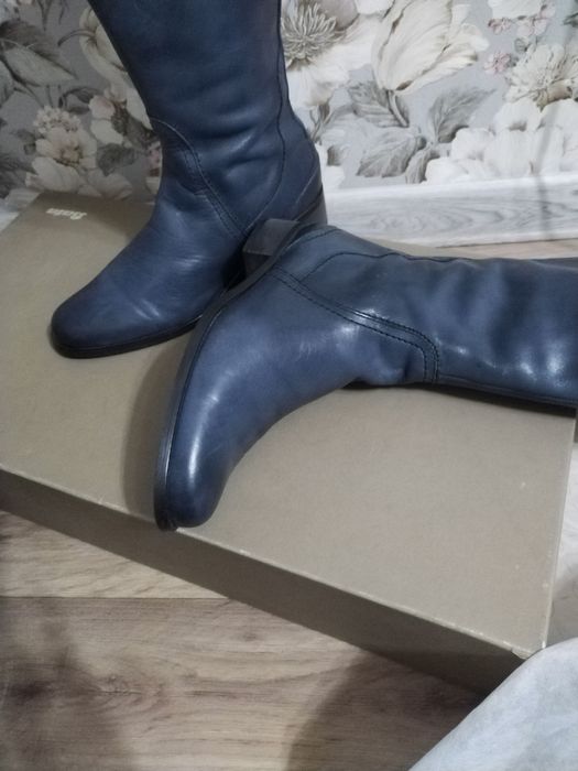 Шикарные кожаные сапоги Bata