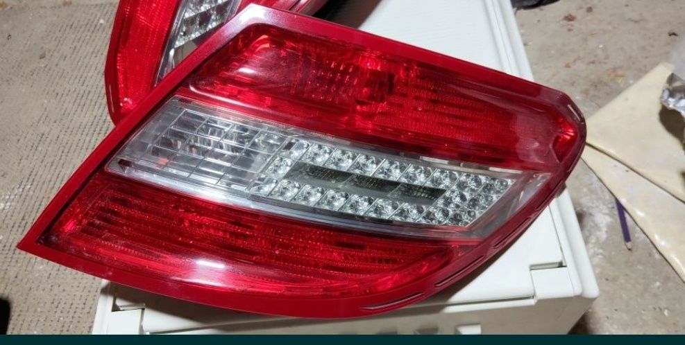 Комплект задних фонарей Mercedes Benz W204