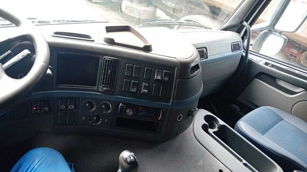 Camion VOLVO FM-440 cu macara