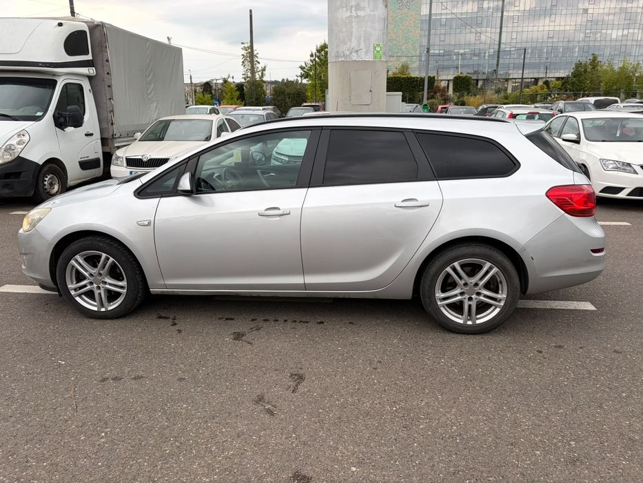 Opel Astra J Sports Tourer, an 2011,