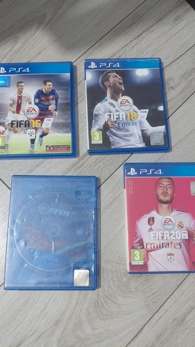 Ps4 pro (folosit) doua manete și 7 jocuri (900 de lei)