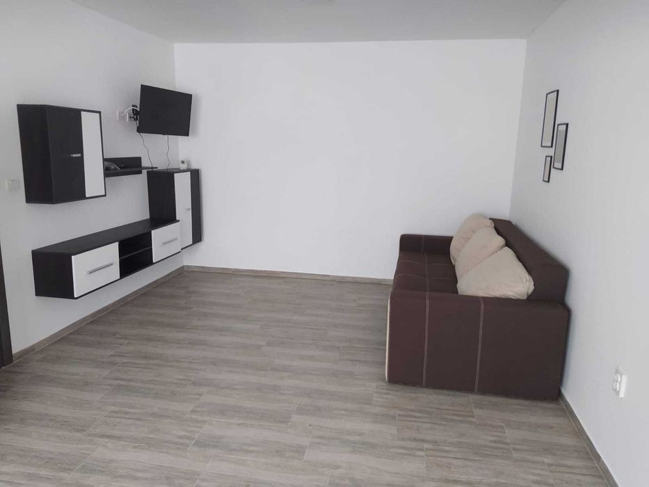 Ofer spre închiriere apartament cu trei camere Târgu Neamț