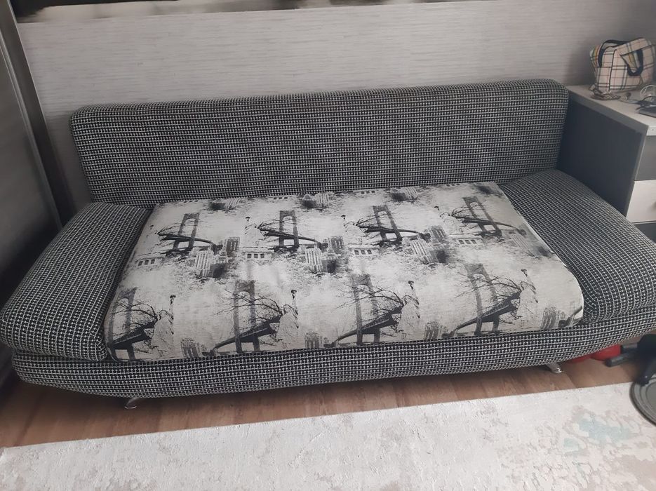 Срочно продам диван